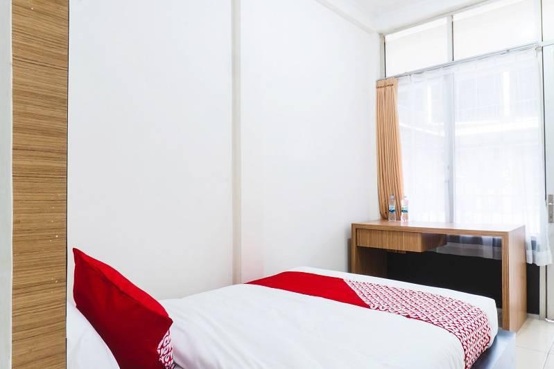 OYO 617 Sukaraja Residence -