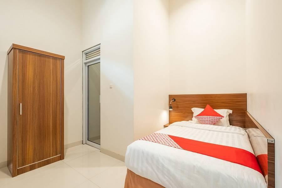OYO 1308 Darmo Residence -